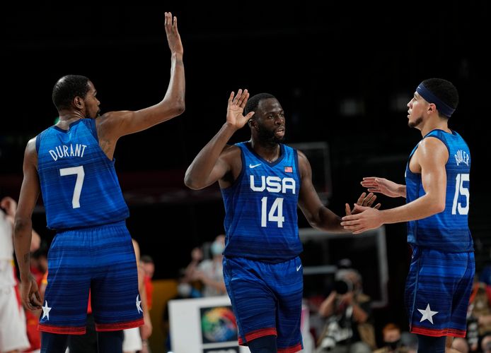 Kevin Durant (shirt No. 7) with teammates Tremond Green (14) and Devin Booker (15) during the match against Spain