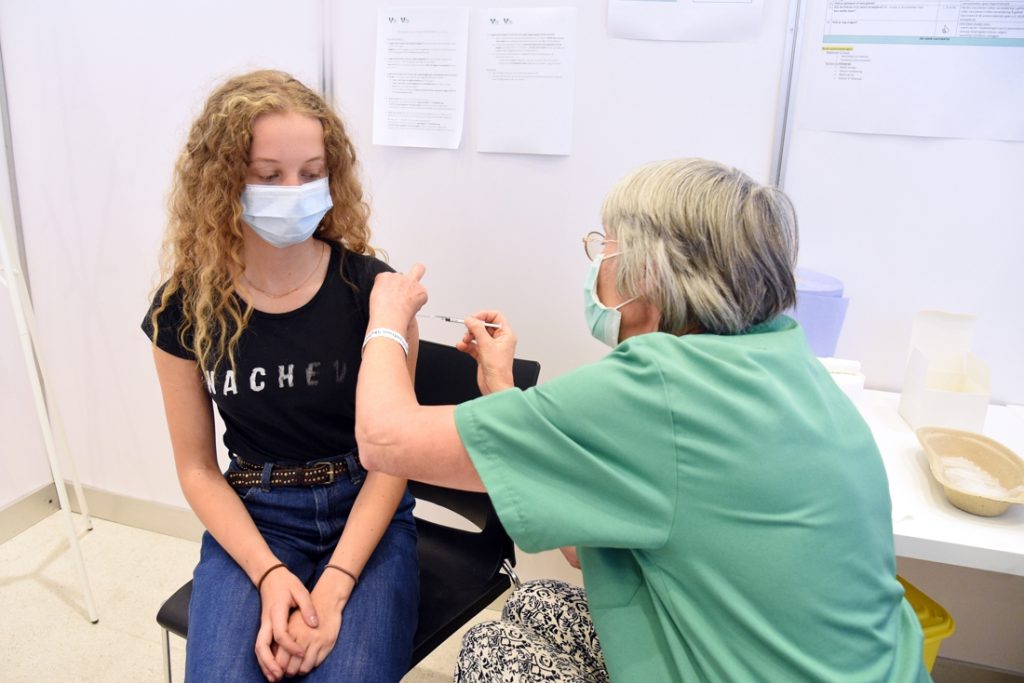 70 procent van de twaalf- tot zeventienjarigen volledig gevaccineerd voor begin schooljaar