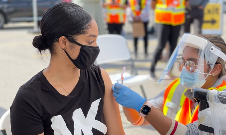 De Amerikaanse vaccinatievereiste voor vliegtuigpassagiers baart Canadezen die gemengde vaccins hebben, zorgen