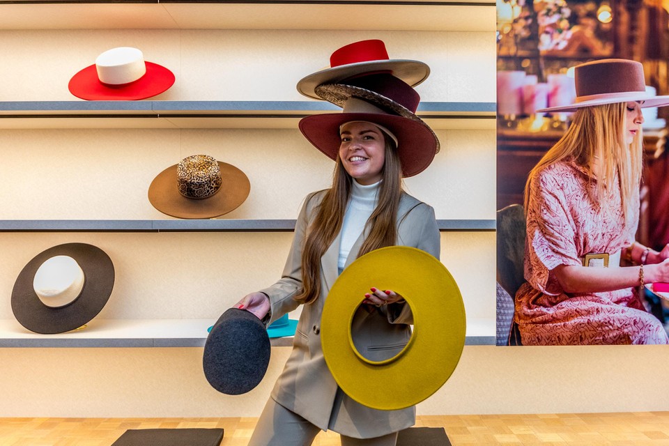 With her store Shadow Collectors, Sanne Claessens sells hats that you can collect yourself.  Brim and hat cost about 50 euros separately. 