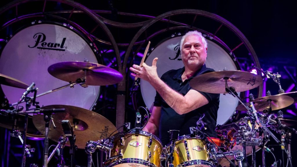 Drummer Cesar Zuiderwijk tijdens een concert in Ahoy. (foto: ANP 2019/Kippa Paul Bergen)