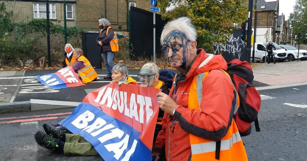 Climate protesters block London's busy roads as angry passersby splash blue ink on their faces |  a stranger