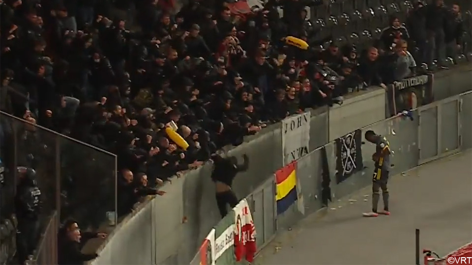 That's why there are friends!  Friends help Feyenoord fan back to the stands |  European League