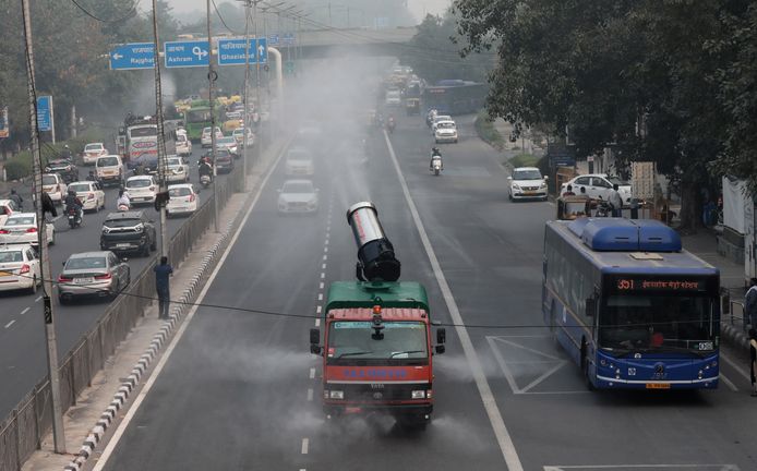 An anti-smog cannon in New Delhi fires water into the air to relieve the smog.