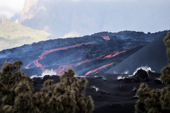According to the latest data from the European Copernicus Earth Observation System, the lava covered 1,065 hectares.