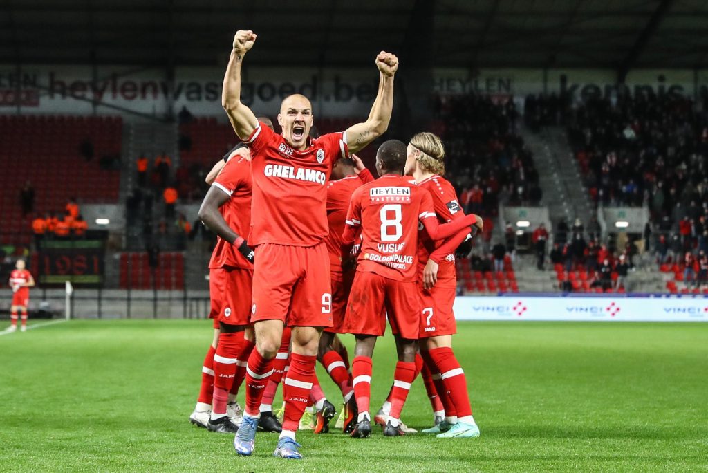 Antwerp blijft tweede na makkelijke thuiszege tegen KV Oostende, dat zich mag opmaken voor degradatievoetbal