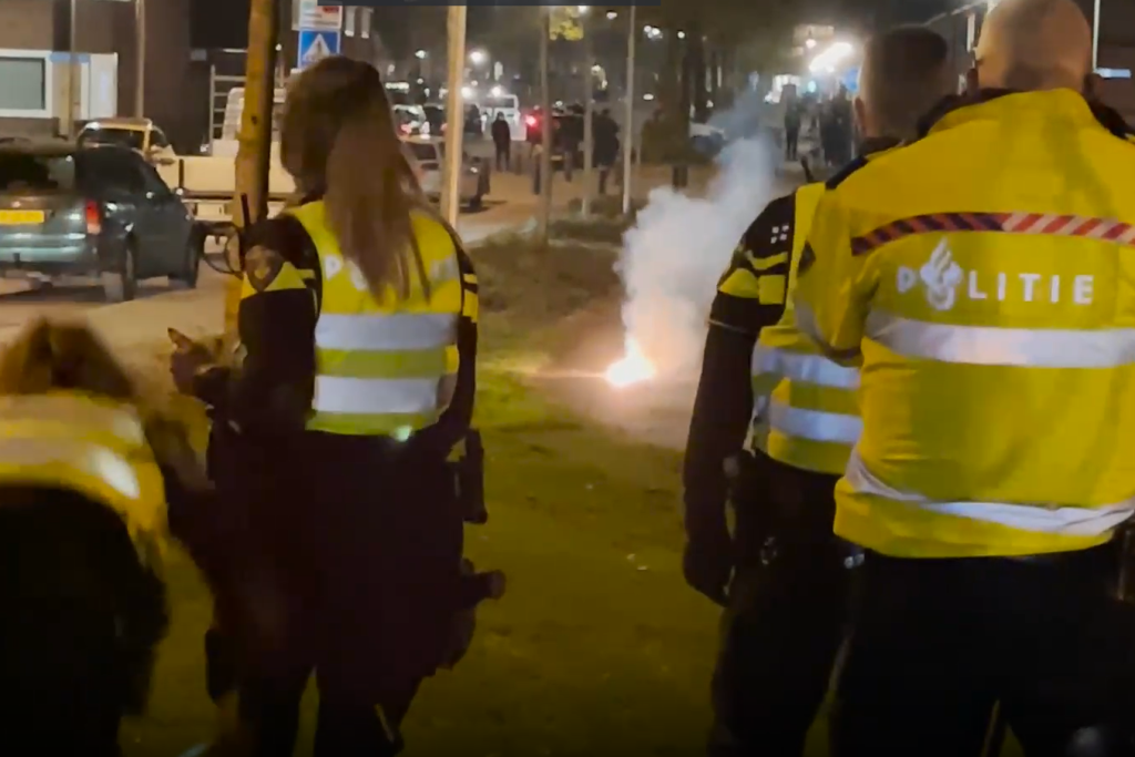 Anxiety again in the Netherlands: Hooligans throw fireworks...
