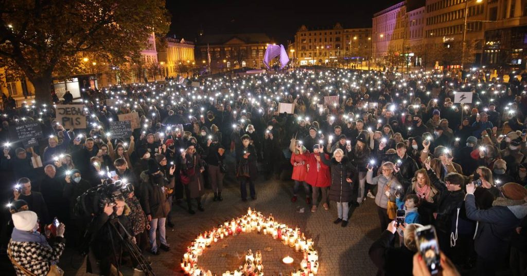 Tens of thousands on the streets after the death of a pregnant woman in Poland |  Abroad