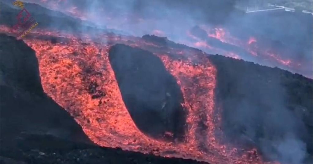 Three thousand people are under lockdown in La Palma for fear of toxic fumes from the new lava flow |  Abroad