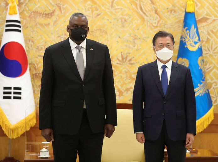 US Secretary of Defense Lloyd Austin (left) and South Korean President Moon Jae-in.