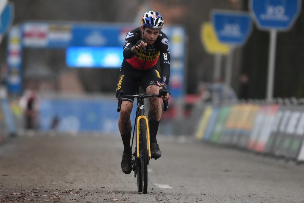 Wout van Aert now also plays for Azencross at Loenhout with ease and takes six out of six on the field