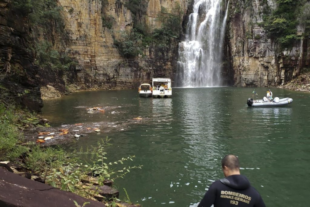 Several dead and missing as a rock wall collapses on tourist boats in a reservoir in Brazil