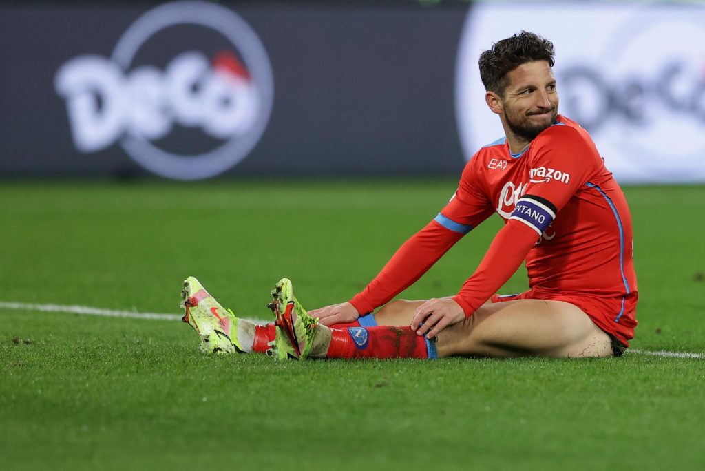Dries Mertens scores a goal and helps Napoli, but falls in the cup after a match with three red cards and seven goals