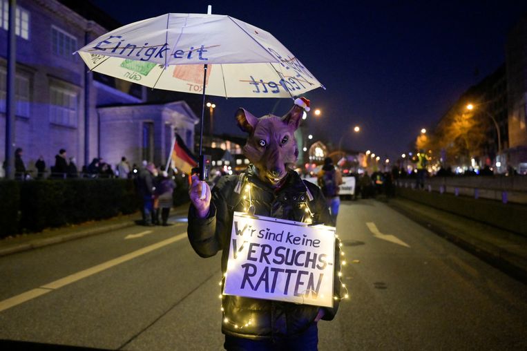 A protester turns against anti-Corona policy in Germany during a demonstration in Hamburg (December 2021).  Reuters photo
