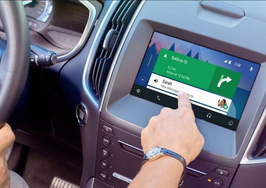 Android Auto is only available for a few months on the Belgian Google Play Store.  But what (good) applications are compatible with this built-in interface?