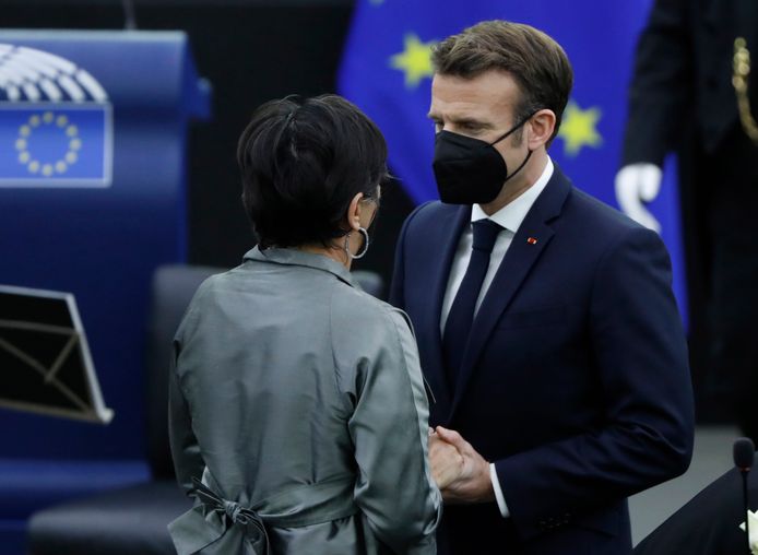 French President Emmanuel Macron greets Alessandra Vittorini, the widow of Sassoli.