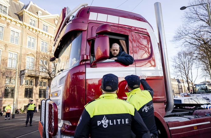 Police officers stop a truck that wants to drive to the entrance to the Binnenhof in The Hague during a protest against the Corona measures.