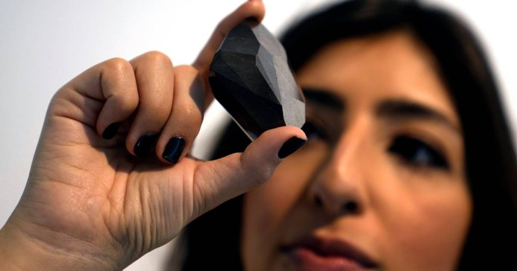 Mysterious black diamond "from outer space" under the hammer |  abroad