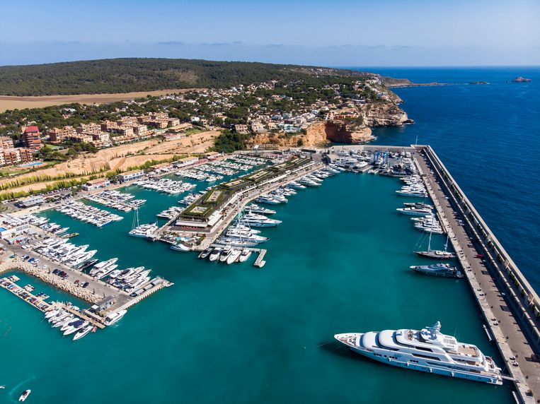 Ukrainian sailor arrested (briefly): luxury yacht belonging to his wealthy Russian boss sank in Mallorca