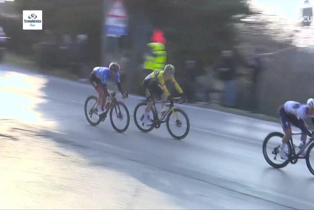 Remco Evenepoel and Tadej Pogacar point to regulation after a missed corner kick in Tirreno-Adriatico: 'Nothing or no one showed us the way'