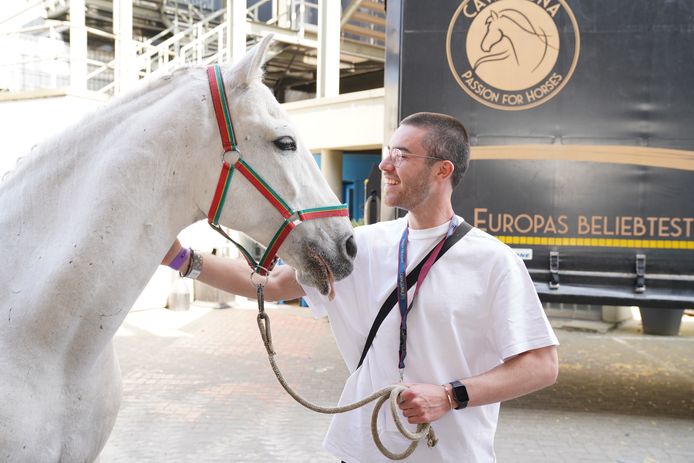 There is not only dancer in TikTokker Jonatan Medart, but also a horse whisperer.