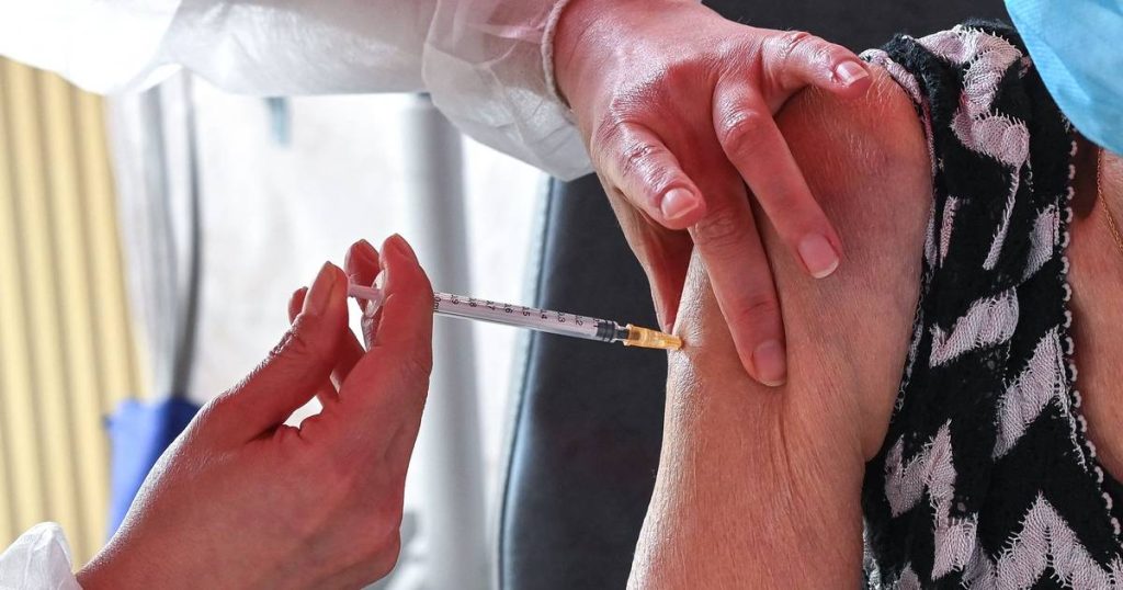 French over the age of 80 receive the fourth dose of the Corona vaccine |  Abroad