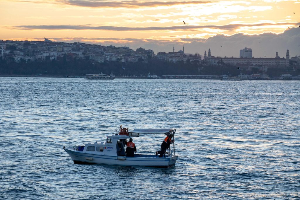 Turkey stops shipping traffic on the Bosphorus after discovering a "foreign body"