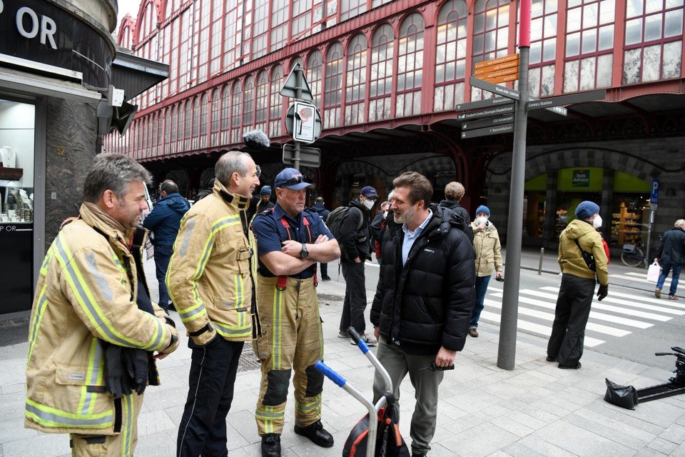 Some members of the fire brigade are present on the set. 