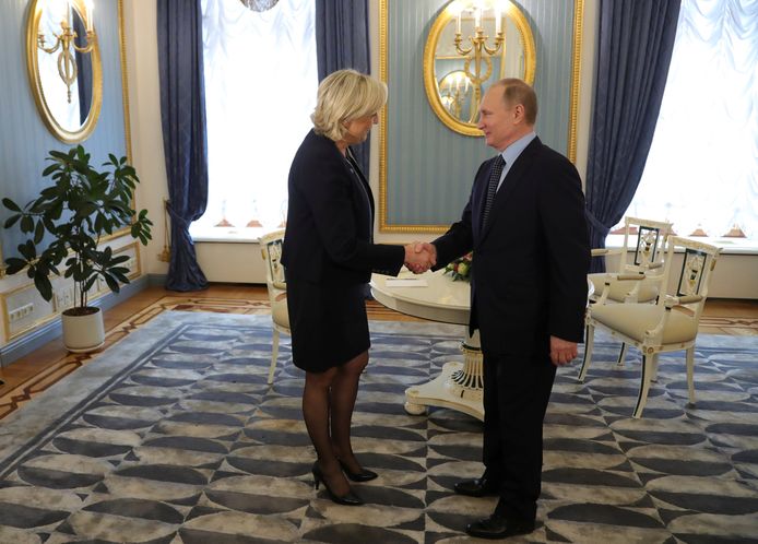 Marine Le Pen shakes hands with Putin