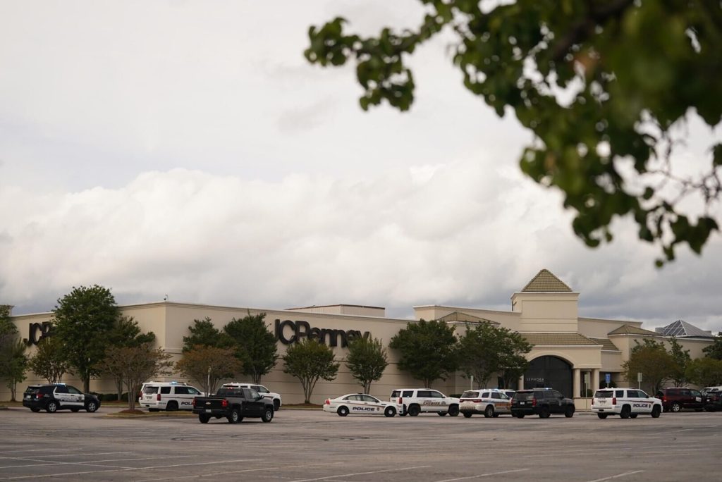 Twelve people were injured in a shooting at a shopping center in the United States, two of whom are in critical condition: "The youngest victim is 15 years old".