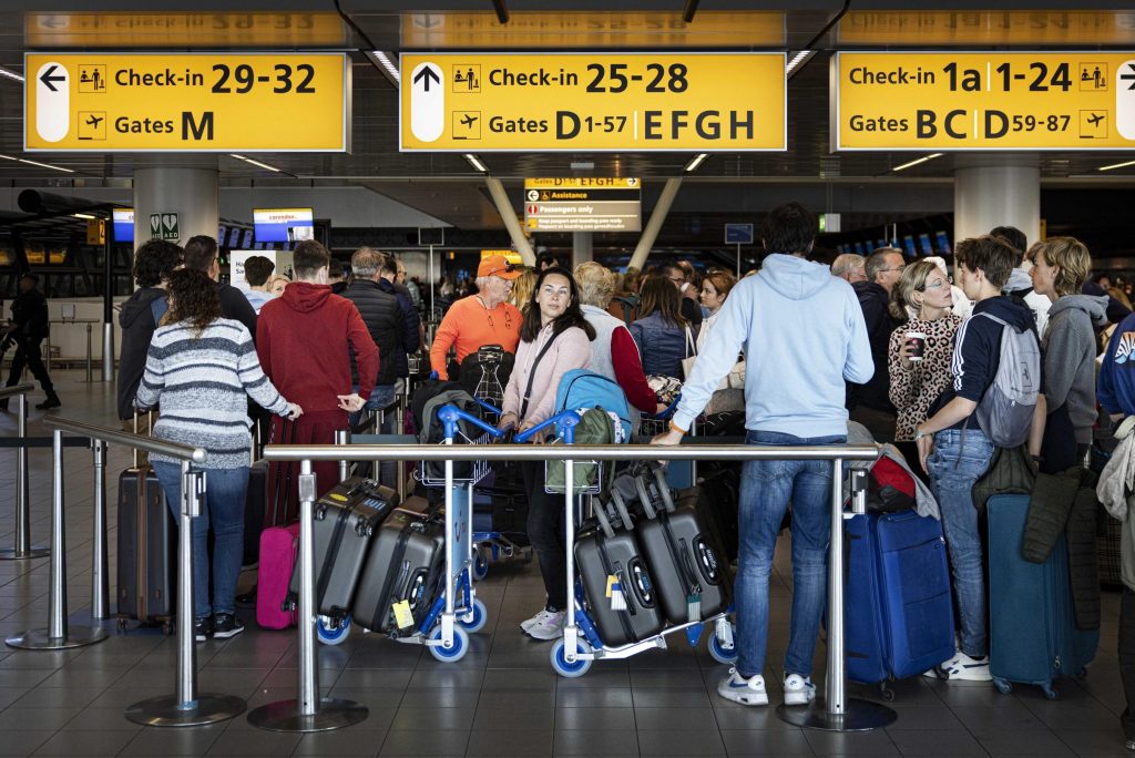 Spontaneous strike over in Schiphol: 'Beware of delays or canceled flights'