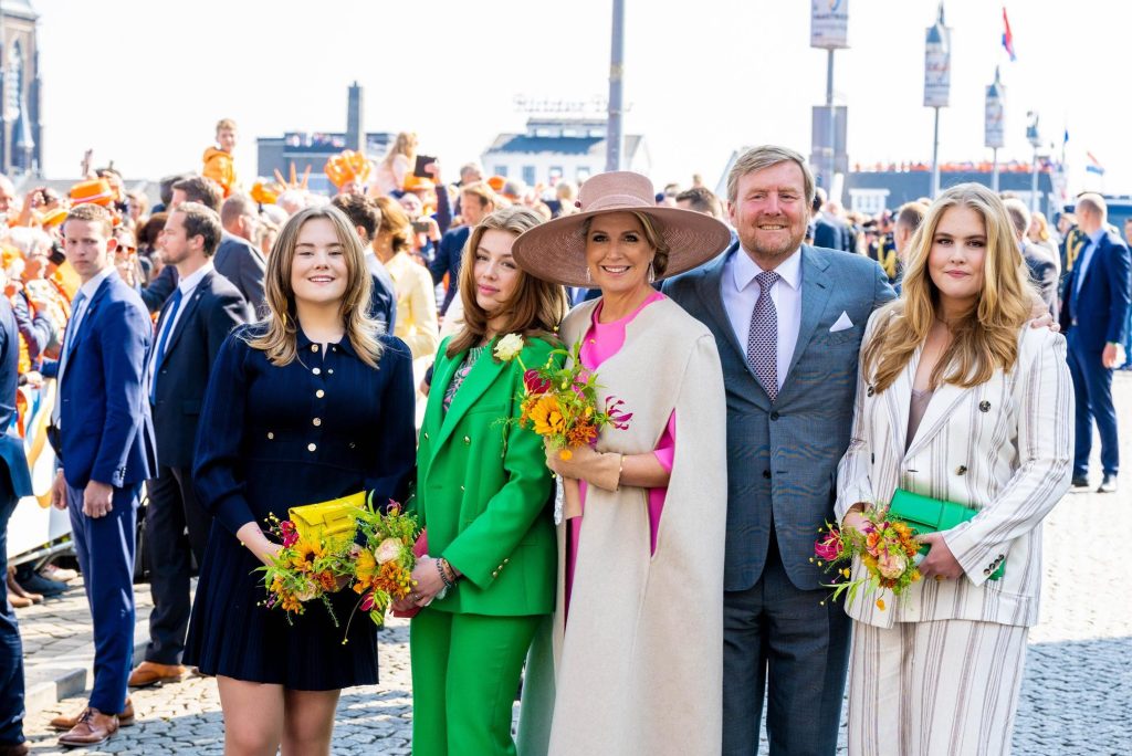 King's Day: Dutch Queen Maxima and her daughters shine in elegant clothes next to a Belgian