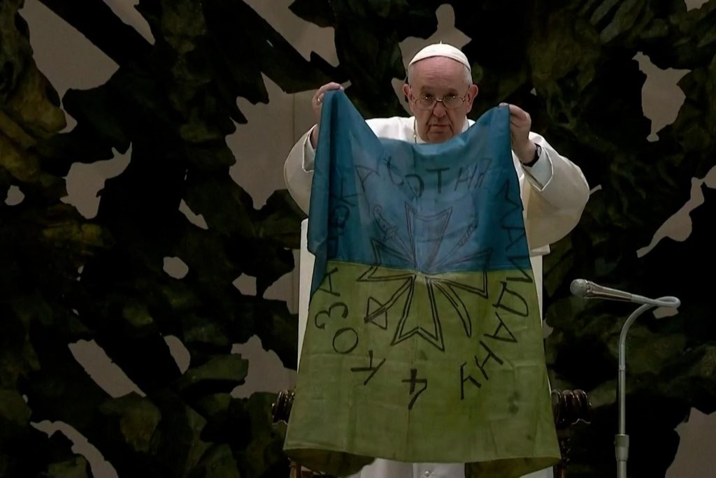 Pope Francis condemns "atrocities that have become increasingly heinous" and raises the Ukrainian flag