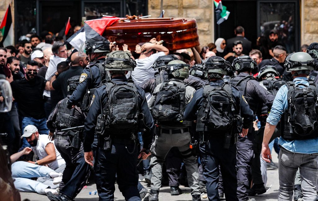 Occupation police attack the funeral procession of the murdered journalist