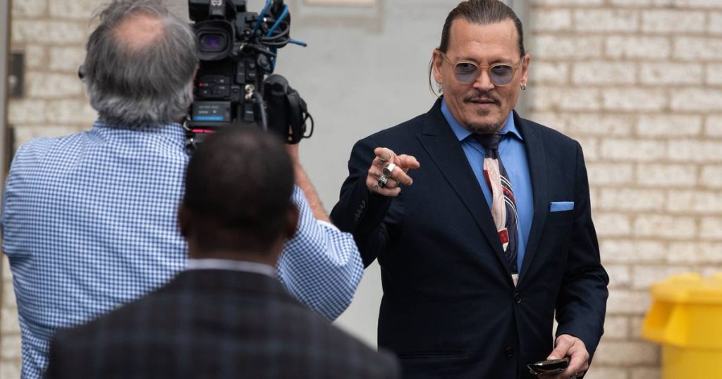 Experts warn: Johnny Depp's jokes in court may work against him |  Famous