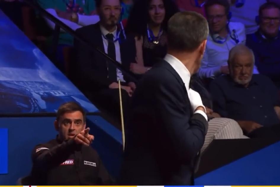 Ronnie O'Sullivan refuses to shake hands with the Belgian referee after riots during the snooker World Cup: "What did you see? Nothing!"