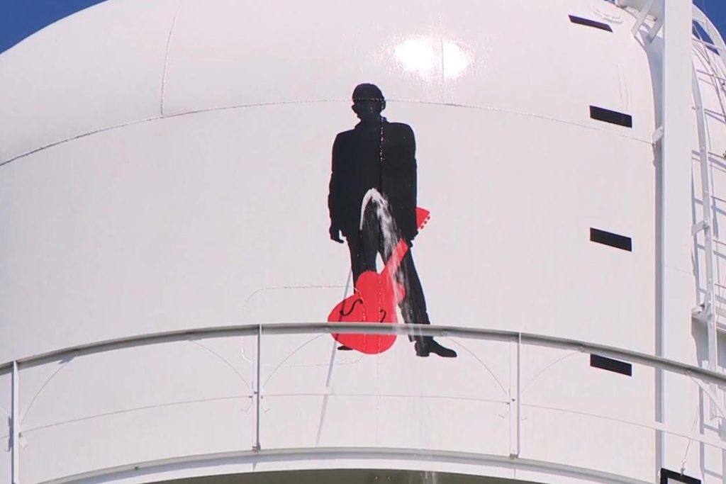 The artwork of the famous singer on the water tower suddenly "pisses" due to a well-aimed shot of the saboteur