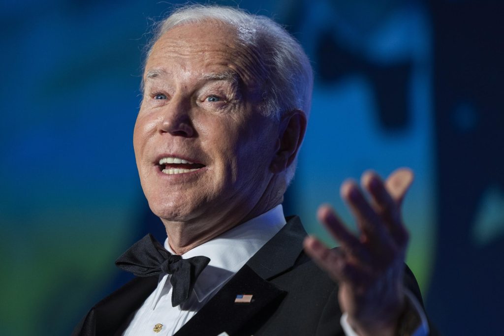 US President Biden laughs at himself (and journalists) at a press conference: "The only people who underestimate me"