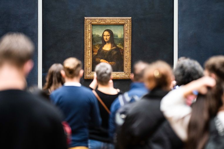 ► A visitor attacks the Mona Lisa at the Louvre with cakes