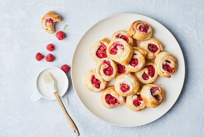 Quick Cinnamon Roll With Berries