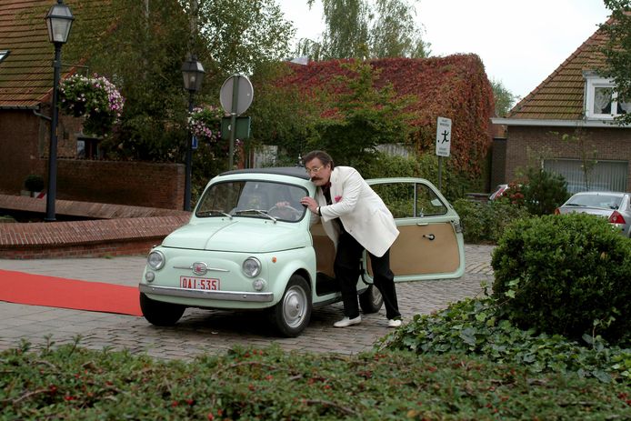 Marijn Devalck (Boma) with the Fiat 500, which has now been awarded a place of honor in the VRT entrance hall.