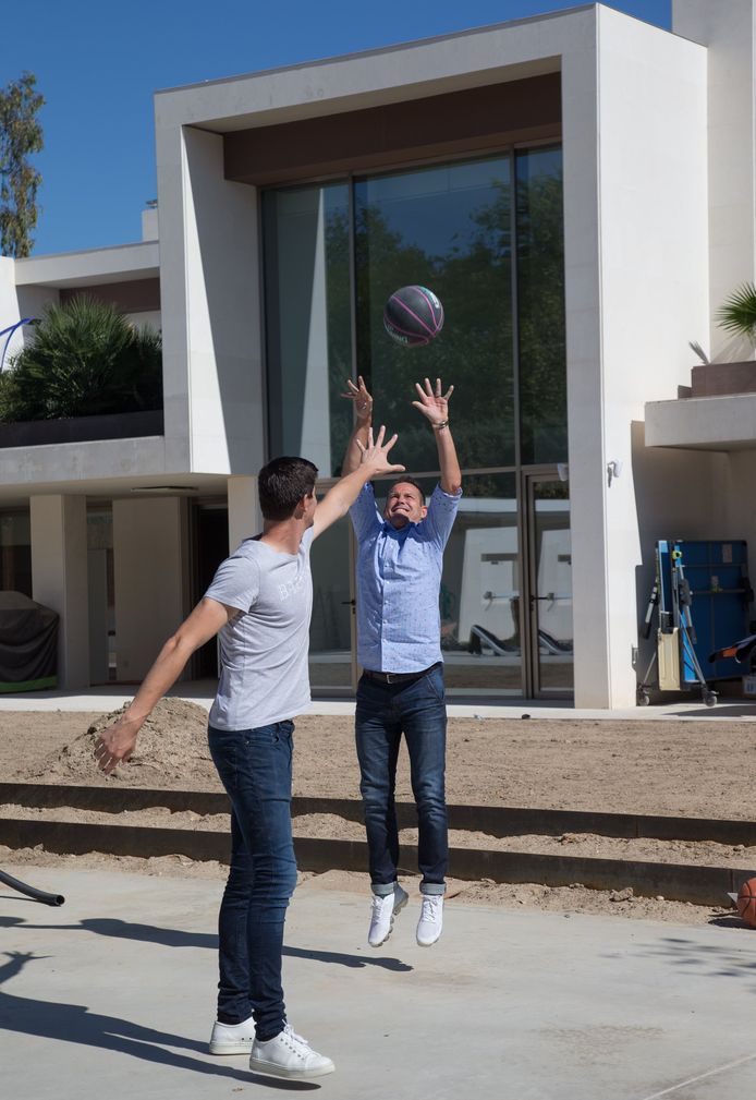 Courtois plays basketball with our analyst Gil de Bild.  In the background villa.