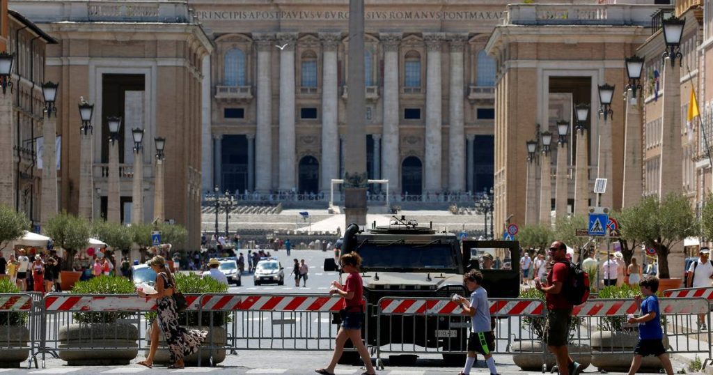 A car passes a police checkpoint in Vatican City: Terror alert briefly declared |  Abroad