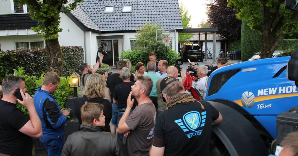 Protest farmers drive Dutch minister's house with tractor |  Abroad