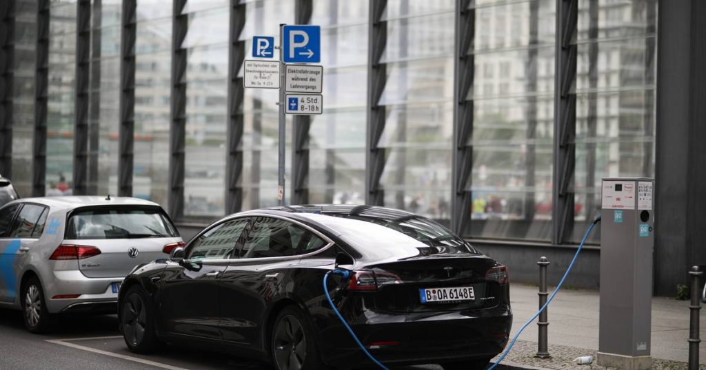 Teslas have been banned from police precincts in Berlin because their car cameras are filming too intensely |  Abroad