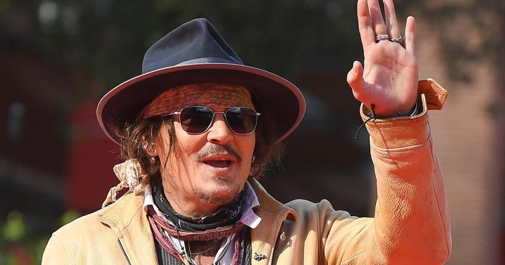 This is how Johnny Depp celebrates his victory in court: 58,000 euros of champagne with friends and a new account on TikTok that already has 3 million followers |  Famous People