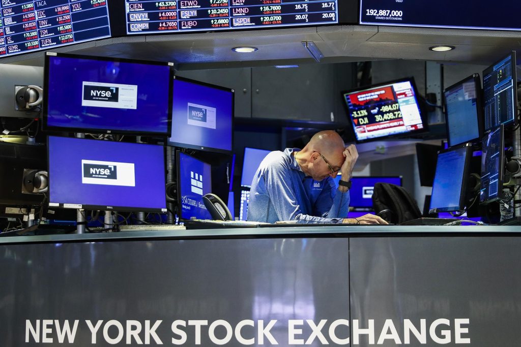 US stocks fall sharply on interest rate concerns