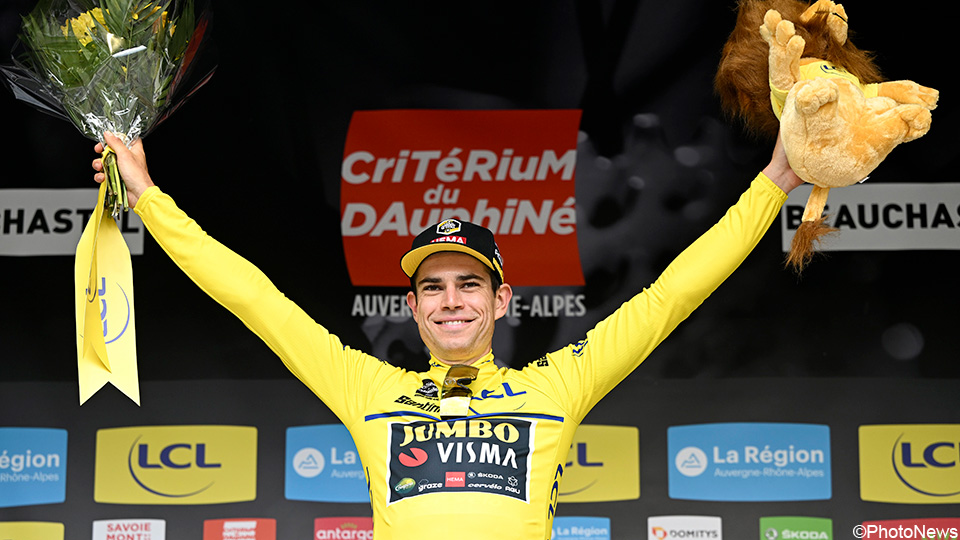 Yellow jersey Wout van Aert and his teammates stand in the transition to Gap in Dauphiné |  Criterium du Dauphin 2022