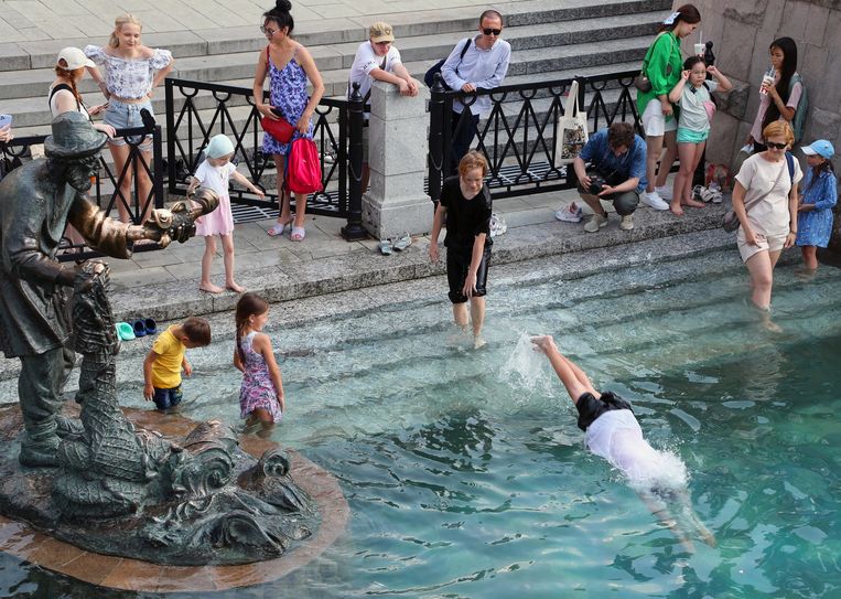 People take a dip in the fountain on Manjnaya Square near the Kremlin.  photo news photo