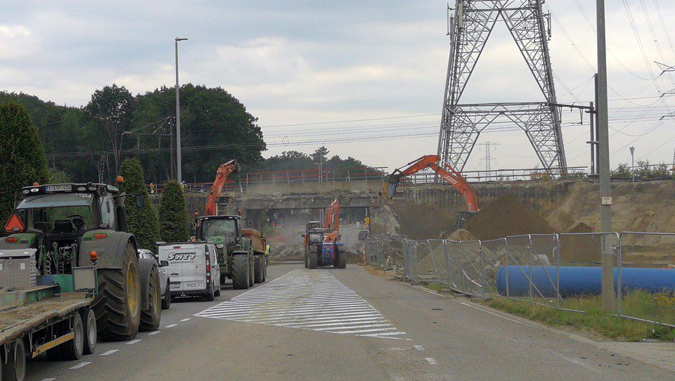 Part of the railway bridge over Lierseweg is being demolished piece by piece. 